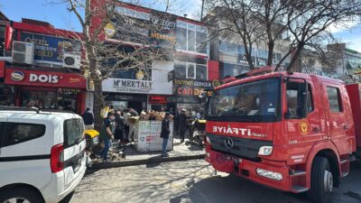 Erzincan’da bir iş yerinin çatı kısmında çıkan yangın, itfaiye ekiplerinin