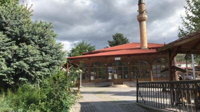 Erzincan’ın Kemah ilçesinde, Osmanlı valisi Emir Gülabibey tarafından 1454’te yaptırılan