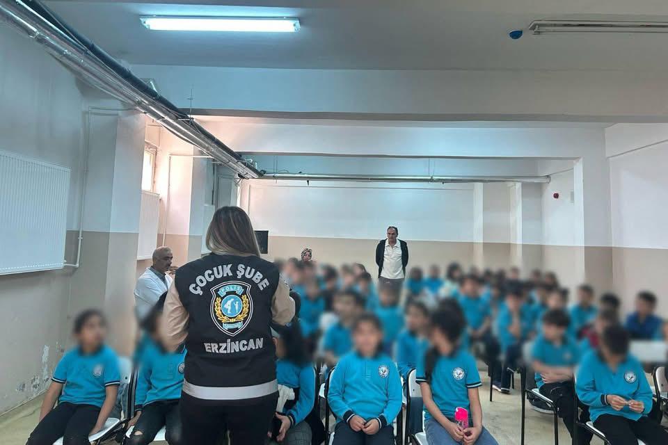 Erzincan İl Emniyet Müdürlüğü, çocukların güvenliği ve bilinçlendirilmesi amacıyla okullarda