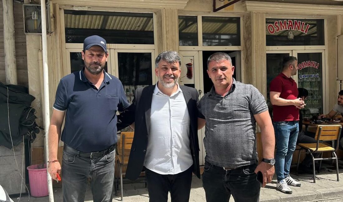 AK Parti Erzincan İl Başkanı Alpay Kabadayı, teşkilat üyeleriyle birlikte gerçekleştirdiği esnaf ziyaretlerinde, hem vatandaşlarla buluştu hem de partinin hizmet anlayışını ve çalışma azmini bir kez daha ortaya koydu. Erzincan şehir merkezinde dükkan dükkan gezerek esnafla sohbet eden Kabadayı, karşılaştığı ilgi ve samimiyet karşısında memnuniyetini dile getirdi. Ziyaretlerde esnafların talep ve önerilerini dinleyen Kabadayı, AK Parti’nin sahadan kopmadan, milletle iç içe bir siyaset anlayışı benimsediğini ifade etti. “Bizim siyasetimiz milletin içinde, milletin gönlünde yapılan bir siyasettir” diyen Kabadayı, teşkilat olarak her daim sahada olduklarını ve olmaya da devam edeceklerini belirtti. Ziyaret sırasında yaptığı açıklamada, AK Parti’nin hizmet siyaseti anlayışını vurgulayan Kabadayı, şu ifadeleri kullandı:“Dün, bugün, her an, her yerde, gece gündüz demeden çalışmaya devam edeceğiz. Hedeflerimiz büyük, davamız büyük, milletimize hizmet yolunda işimiz vaktimizden çok. Bu uğurda hiç durmadan, ilk günkü aşk ve heyecanla, inandığımız yolda yürümeye devam ediyoruz.” Alpay Kabadayı, AK Parti’nin yirmi iki yıldır milletin teveccühüyle iktidarda olduğunu hatırlatarak, bu başarıda temel etkenin halka kulak veren, halkla istişare eden bir yönetim anlayışı olduğunu söyledi. Esnafların ekonomideki güncel durumla ilgili aktardığı görüşleri dikkatle not alan Kabadayı, çözüm üretmeye yönelik çalışmaları da hız kesmeden sürdüreceklerini ifade etti. Kabadayı, Erzincan’da yapılan ve yapılması planlanan projelere de değinerek, “Şehrimiz için gecemizi gündüzümüze katıyoruz. Her vatandaşımızın yaşam kalitesini artıracak yatırımları sürdüreceğiz. Eğitimden sağlığa, ulaşımdan sosyal projelere kadar her alanda Erzincan için çalışmaya devam edeceğiz” dedi. AK Parti teşkilatının tüm kademeleriyle birlikte sahada olmaya devam edeceğini belirten Kabadayı, halkın desteğiyle yeni hedeflere doğru emin adımlarla yürüdüklerini söyledi. Esnaflar da ziyaretten duydukları memnuniyeti dile getirerek, sorunlarının dinlenmesinden ve çözüm iradesinden dolayı teşekkür etti. Gönül birlikteliğinin önemine dikkat çeken Alpay Kabadayı, konuşmasını şu cümlelerle tamamladı: “Biz bu yola sadece siyaset yapmak için değil, milletimizin duasını almak için çıktık. Gönüllere dokunmadan, milletin derdini dinlemeden yapılan hiçbir siyasetin kalıcı olmadığını çok iyi biliyoruz. O yüzden biz daima milletimizin yanında olmaya devam edeceğiz.”