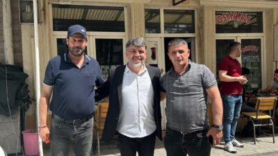 AK Parti Erzincan İl Başkanı Alpay Kabadayı, teşkilat üyeleriyle birlikte gerçekleştirdiği esnaf ziyaretlerinde, hem vatandaşlarla buluştu hem de partinin hizmet anlayışını ve çalışma azmini bir kez daha ortaya koydu. Erzincan şehir merkezinde dükkan dükkan gezerek esnafla sohbet eden Kabadayı, karşılaştığı ilgi ve samimiyet karşısında memnuniyetini dile getirdi. Ziyaretlerde esnafların talep ve önerilerini dinleyen Kabadayı, AK Parti’nin sahadan kopmadan, milletle iç içe bir siyaset anlayışı benimsediğini ifade etti. “Bizim siyasetimiz milletin içinde, milletin gönlünde yapılan bir siyasettir” diyen Kabadayı, teşkilat olarak her daim sahada olduklarını ve olmaya da devam edeceklerini belirtti. Ziyaret sırasında yaptığı açıklamada, AK Parti’nin hizmet siyaseti anlayışını vurgulayan Kabadayı, şu ifadeleri kullandı:“Dün, bugün, her an, her yerde, gece gündüz demeden çalışmaya devam edeceğiz. Hedeflerimiz büyük, davamız büyük, milletimize hizmet yolunda işimiz vaktimizden çok. Bu uğurda hiç durmadan, ilk günkü aşk ve heyecanla, inandığımız yolda yürümeye devam ediyoruz.” Alpay Kabadayı, AK Parti’nin yirmi iki yıldır milletin teveccühüyle iktidarda olduğunu hatırlatarak, bu başarıda temel etkenin halka kulak veren, halkla istişare eden bir yönetim anlayışı olduğunu söyledi. Esnafların ekonomideki güncel durumla ilgili aktardığı görüşleri dikkatle not alan Kabadayı, çözüm üretmeye yönelik çalışmaları da hız kesmeden sürdüreceklerini ifade etti. Kabadayı, Erzincan’da yapılan ve yapılması planlanan projelere de değinerek, “Şehrimiz için gecemizi gündüzümüze katıyoruz. Her vatandaşımızın yaşam kalitesini artıracak yatırımları sürdüreceğiz. Eğitimden sağlığa, ulaşımdan sosyal projelere kadar her alanda Erzincan için çalışmaya devam edeceğiz” dedi. AK Parti teşkilatının tüm kademeleriyle birlikte sahada olmaya devam edeceğini belirten Kabadayı, halkın desteğiyle yeni hedeflere doğru emin adımlarla yürüdüklerini söyledi. Esnaflar da ziyaretten duydukları memnuniyeti dile getirerek, sorunlarının dinlenmesinden ve çözüm iradesinden dolayı teşekkür etti. Gönül birlikteliğinin önemine dikkat çeken Alpay Kabadayı, konuşmasını şu cümlelerle tamamladı: “Biz bu yola sadece siyaset yapmak için değil, milletimizin duasını almak için çıktık. Gönüllere dokunmadan, milletin derdini dinlemeden yapılan hiçbir siyasetin kalıcı olmadığını çok iyi biliyoruz. O yüzden biz daima milletimizin yanında olmaya devam edeceğiz.”