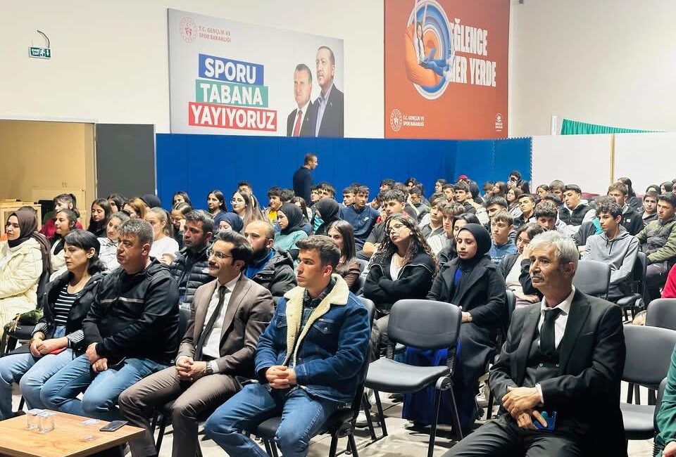 Refahiye Kaymakamı Halil İbrahim Köroğlu, Refahiye Gençlik Merkezi’nde düzenlenen ve