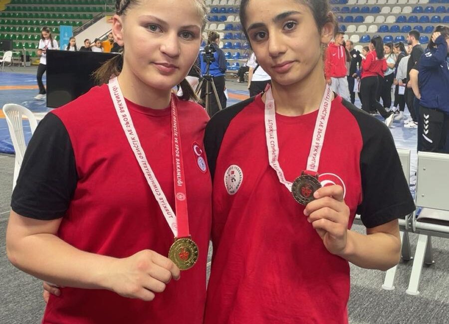 Rize’de düzenlenen Okul Sporları Yıldız Kızlar Türkiye Güreş Şampiyonası’nda Erzincanlı