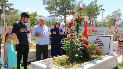Erzincan’da Anneler Günü’nde şehit anneleri, çocuklarının mezarlarını ziyaret ederek dualar
