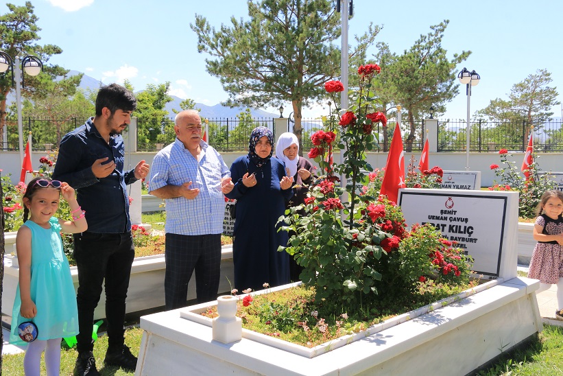 Erzincan’da Anneler Günü’nde şehit anneleri, çocuklarının mezarlarını ziyaret ederek dualar