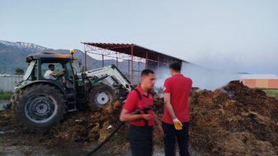 Erzincan’ın Ganiefendi köyünde meydana gelen saman yangını, itfaiye ekiplerinin hızlı