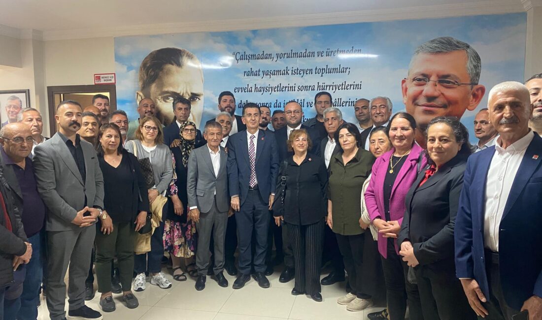 Cumhuriyet Halk Partisi (CHP) Meclis Üyesi Baki Aydöner, beraberindeki partililerle