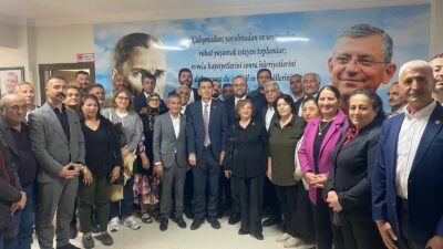 Cumhuriyet Halk Partisi (CHP) Meclis Üyesi Baki Aydöner, beraberindeki partililerle