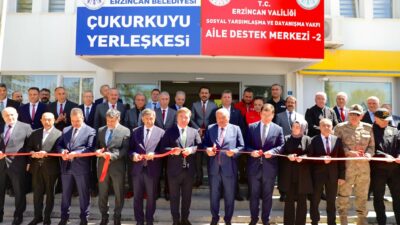 r Erzincan Valiliği himayelerinde, Erzincan Sosyal Yardımlaşma ve Dayanışma Vakfı tarafından hizmete alınan Çukurkuyu, Akyazı ve Yunus Emre Mahallesi Aile Destek Merkezleri’nin açılış programı gerçekleştirildi. Açılışa Erzincan Valisi Hamza Aydoğdu; AK Parti Erzincan Milletvekili Süleyman Karaman, Erzincan Belediye Başkanı Bekir Aksun ve il protokolü katıldı. Beraberindeki protokol üyeleriyle birlikte sırasıyla Çukurkuyu, Yunus Emre ve Akyazı Aile Destek Merkezlerinin açılışını yapan Erzincan Valisi Hamza Aydoğdu, açılışı yapılan merkezler ve yürütülen faaliyetler hakkında Sosyal Yardımlaşma ve Dayanışma Vakfı Müdürü Remzi Sarıgöl ile görevli öğreticilerden bilgiler aldı. Cumhurbaşkanı Recep Tayyip Erdoğan’ın tensipleriyle 2025 yılının