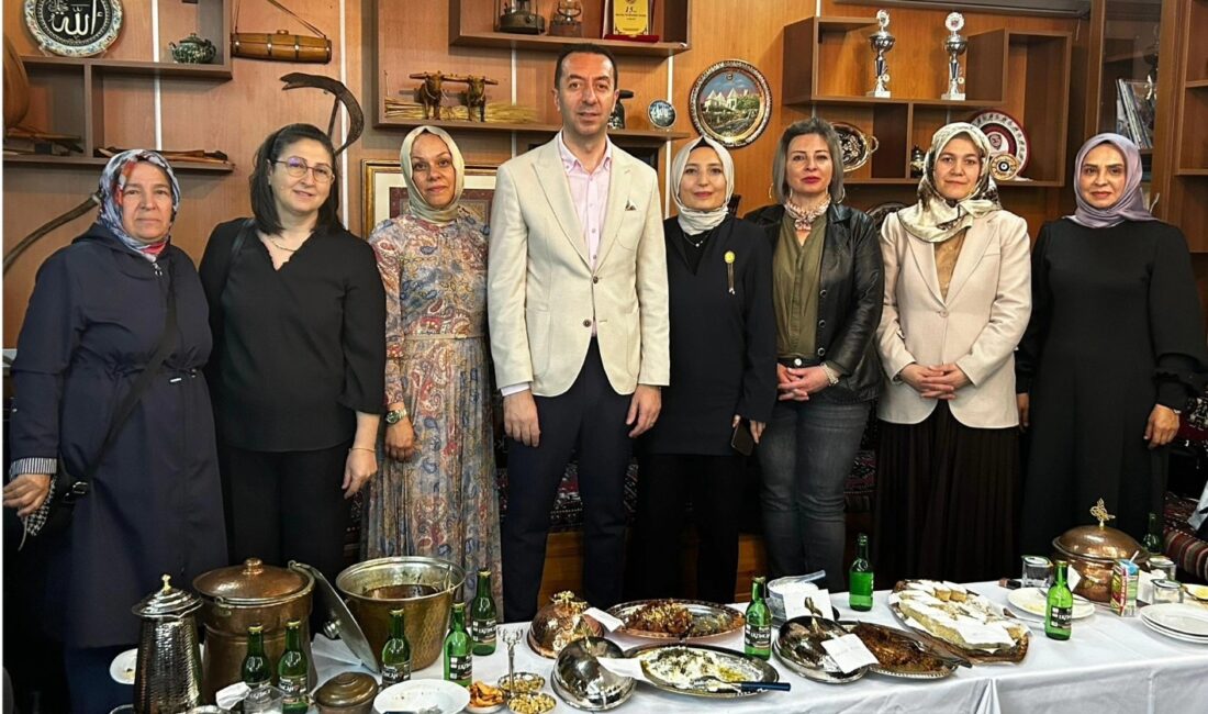 Kemahlılar Derneği Kadın Kolları tarafından bu yıl sekizincisi düzenlenen Yöresel Tatlar Yemek Yarışması, Anneler Günü coşkusuyla birlikte dernek merkezinde gerçekleştirildi. Geleneksel Erzincan mutfağının yaşatılması ve kadınların el emeğiyle hazırladığı lezzetlerin tanıtılması amacıyla düzenlenen etkinlik, büyük bir katılıma sahne oldu. Üç ana kategoride gerçekleştirilen yarışmaya, el lezzetine güvenen Kemahlı hanımefendiler yoğun ilgi gösterdi. Yarışmaya katılan kadınlar, yöreye özgü tariflerle hazırladıkları yemekleri jüriye sunarken, Erzincan mutfağının zenginliği bir kez daha gözler önüne serildi. Katılımcıların özenle hazırladığı yemekler hem damaklarda hem gönüllerde iz bıraktı. Yarışma sonunda dereceye giren kadınlar jüri değerlendirmesi sonucu açıklandı ve ödüllerini alkışlar eşliğinde aldı. Dereceye giremeyen katılımcılara da emeklerinden dolayı teşekkür edilerek çeşitli hediyeler takdim edildi. Etkinlik boyunca katılımcıların heyecanı ve mutluluğu gözlerinden okunurken, yarışmanın amacına ulaştığı vurgulandı. Anneler Günü vesilesiyle düzenlenen bu anlamlı etkinlikte, program öncesi kısa bir protokol konuşması yapıldı. Yapılan konuşmalarda, kadınların toplumsal hayattaki yeri ve anneliğin kutsal değeri vurgulandı. Etkinliğe katılan tüm kadınlara günün anısına hediyeler dağıtılarak, onların bu özel günleri unutulmaz kılındı. Yarışmanın jüri üyeleri arasında alanlarında uzman isimler yer aldı. Gedik Üniversitesi öğretim görevlisi Huriye Zafera ve Özer Bingöl, Nişantaşı Üniversitesi öğretim görevlisi Dr. Emine Keskin ve Milli Savunma Üniversitesi öğretim görevlisi Mehtap Eren, yarışma boyunca titiz değerlendirmeleriyle öne çıktı. Jüri üyeleri, yarışmanın sadece bir lezzet rekabeti değil aynı zamanda kültürel bir mirasın yaşatılması açısından da büyük önem taşıdığını ifade etti. Etkinliğe renk katan bir diğer unsur ise türküleri ve halaylarıyla katılımcılara keyifli anlar yaşatan Aynur Güneş oldu. Sahne performansıyla büyük beğeni toplayan Güneş, izleyicileri coşturdu ve etkinliğe neşe kattı. Kadınlar, türküler eşliğinde halay çekerek bu anlamlı günü doyasıya kutladı. Kemahlılar Derneği Kadın Kolları tarafından düzenlenen bu etkinlik, hem Anneler Günü’nün hem de yöresel lezzetlerin kutlandığı, birlik ve beraberliğin pekiştirildiği örnek bir organizasyon olarak hafızalara kazındı. Etkinlik sonunda yapılan konuşmalarda, bu tür buluşmaların toplumsal dayanışmayı güçlendirdiği belirtilerek, benzer organizasyonların artarak devam etmesi temennisinde bulunuldu.