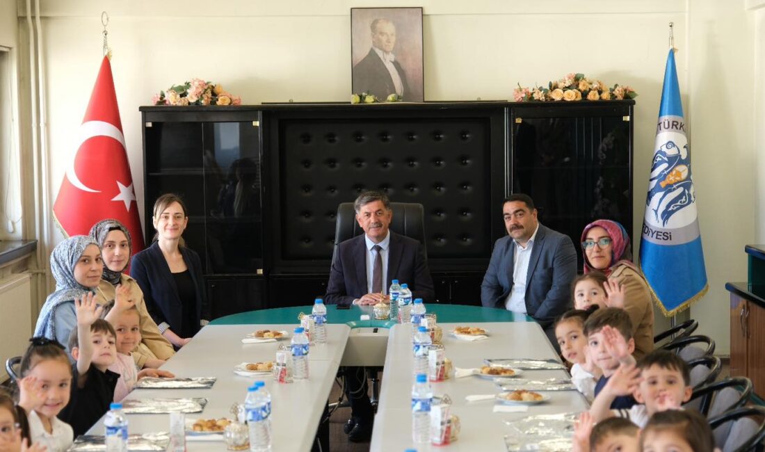 Özel Gülce Çocuk Anaokulu’nun minik öğrencileri, Erzincan Belediye Başkanı Bekir