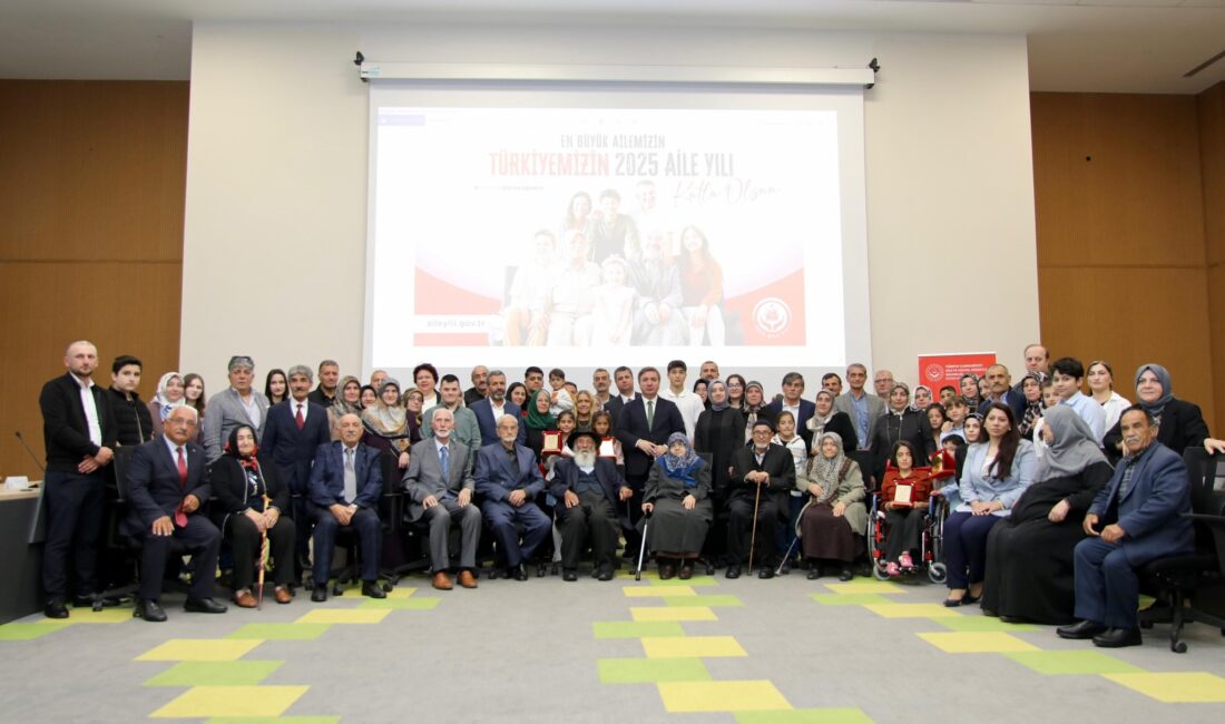 Erzincan’da 2025 Aile Yılı kapsamında düzenlenen törende, topluma örnek olan