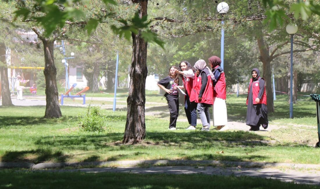 Erzincan’da doğa ile sporu bir araya getiren anlamlı bir etkinlik daha gerçekleştirildi. Atatürk Parkı’nda düzenlenen oryantiring etkinliği, çocukların yoğun katılımıyla adeta bir şenliğe dönüştü. Hem fiziksel hem zihinsel becerilerin ön planda olduğu yarışma, minik sporculara unutulmaz bir gün yaşattı. Doğayla iç içe, açık hava ortamında gerçekleşen oryantiring etkinliğinde çocuklar, harita ve pusula yardımıyla parkur üzerindeki belirli kontrol noktalarını bulmaya çalıştı. Katılımcılar, belirlenen rotada yön bulma yeteneklerini sergileyerek hem bireysel hem de takım halinde yarışmanın keyfini yaşadı. Bu sayede çocuklar yalnızca yarışmakla kalmayıp aynı zamanda strateji geliştirme, dikkat ve koordinasyon gibi becerilerini de geliştirme fırsatı buldu. Atatürk Parkı’nın doğal güzelliği eşliğinde düzenlenen etkinlik, sporun sadece yarışmaktan ibaret olmadığını, aynı zamanda eğlenceli ve öğretici bir deneyim sunabileceğini gösterdi. Parkın geniş alanları, çocukların özgürce hareket etmelerine olanak tanırken, yarışma süresince ortaya çıkan renkli görüntüler izleyiciler tarafından ilgiyle takip edildi. Etkinlik boyunca gönüllerince eğlenen çocukların yüzlerindeki heyecan ve mutluluk, organizasyonun ne denli başarılı olduğunu gözler önüne serdi. Aynı zamanda bu tür etkinliklerle çocukların doğaya olan bağlılıklarının artması, sağlıklı yaşam alışkanlıkları kazanmaları ve sosyal becerilerinin gelişmesi hedefleniyor. Organizasyonun başarılı bir şekilde gerçekleştirilmesinde büyük emekleri bulunan Gençlik ve Spor İl Müdürlüğü’ne teşekkür edilirken, yetkililer bu tür etkinliklerin Erzincan genelinde yaygınlaştırılması için çalışmaların süreceğini belirtti. Erzincan’da düzenlenen oryantiring etkinliği, hem çocuklara keyifli bir spor deneyimi sundu hem de sporun toplum üzerindeki olumlu etkilerini bir kez daha gözler önüne serdi. Katılımcılar, böyle anlamlı ve eğitici etkinliklerin artarak devam etmesini temenni etti. Sporla büyüyen nesillerin inşasında atılan bu adım, Erzincan’da farkındalık oluşturan güzel bir örnek olarak hafızalarda yer etti.