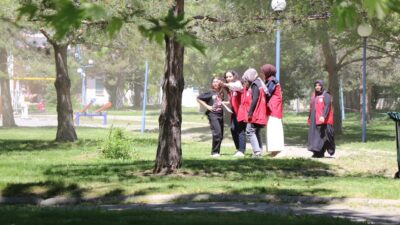 Erzincan’da doğa ile sporu bir araya getiren anlamlı bir etkinlik daha gerçekleştirildi. Atatürk Parkı’nda düzenlenen oryantiring etkinliği, çocukların yoğun katılımıyla adeta bir şenliğe dönüştü. Hem fiziksel hem zihinsel becerilerin ön planda olduğu yarışma, minik sporculara unutulmaz bir gün yaşattı. Doğayla iç içe, açık hava ortamında gerçekleşen oryantiring etkinliğinde çocuklar, harita ve pusula yardımıyla parkur üzerindeki belirli kontrol noktalarını bulmaya çalıştı. Katılımcılar, belirlenen rotada yön bulma yeteneklerini sergileyerek hem bireysel hem de takım halinde yarışmanın keyfini yaşadı. Bu sayede çocuklar yalnızca yarışmakla kalmayıp aynı zamanda strateji geliştirme, dikkat ve koordinasyon gibi becerilerini de geliştirme fırsatı buldu. Atatürk Parkı’nın doğal güzelliği eşliğinde düzenlenen etkinlik, sporun sadece yarışmaktan ibaret olmadığını, aynı zamanda eğlenceli ve öğretici bir deneyim sunabileceğini gösterdi. Parkın geniş alanları, çocukların özgürce hareket etmelerine olanak tanırken, yarışma süresince ortaya çıkan renkli görüntüler izleyiciler tarafından ilgiyle takip edildi. Etkinlik boyunca gönüllerince eğlenen çocukların yüzlerindeki heyecan ve mutluluk, organizasyonun ne denli başarılı olduğunu gözler önüne serdi. Aynı zamanda bu tür etkinliklerle çocukların doğaya olan bağlılıklarının artması, sağlıklı yaşam alışkanlıkları kazanmaları ve sosyal becerilerinin gelişmesi hedefleniyor. Organizasyonun başarılı bir şekilde gerçekleştirilmesinde büyük emekleri bulunan Gençlik ve Spor İl Müdürlüğü’ne teşekkür edilirken, yetkililer bu tür etkinliklerin Erzincan genelinde yaygınlaştırılması için çalışmaların süreceğini belirtti. Erzincan’da düzenlenen oryantiring etkinliği, hem çocuklara keyifli bir spor deneyimi sundu hem de sporun toplum üzerindeki olumlu etkilerini bir kez daha gözler önüne serdi. Katılımcılar, böyle anlamlı ve eğitici etkinliklerin artarak devam etmesini temenni etti. Sporla büyüyen nesillerin inşasında atılan bu adım, Erzincan’da farkındalık oluşturan güzel bir örnek olarak hafızalarda yer etti.