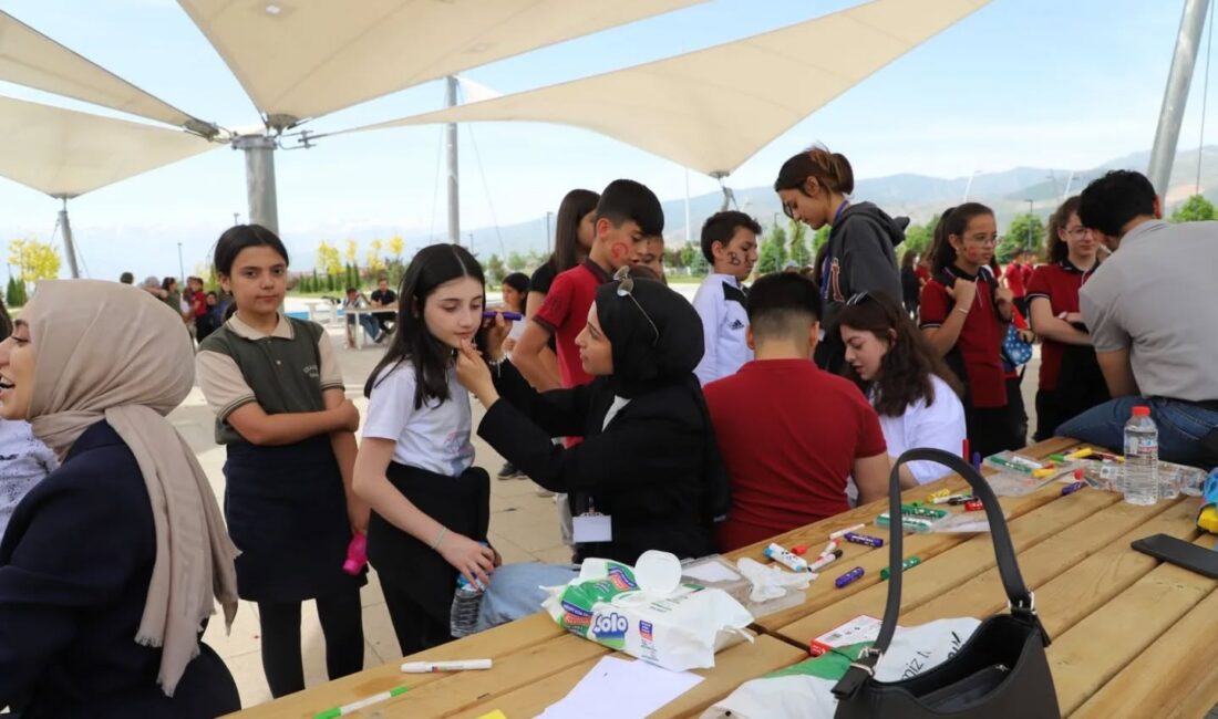Erzincan Binali Yıldırım Üniversitesi Eğitim Fakültesi İlköğretim Matematik Öğretmenliği öğrencileri