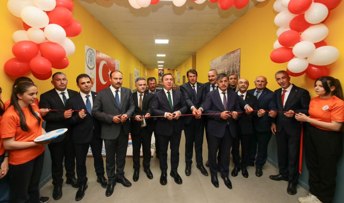 Erzincan Valisi Hamza Aydoğdu, Otlukbeli ilçesinde bir dizi program gerçekleştirdi.