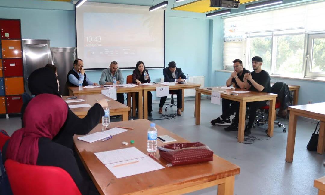 Erzincan’da, gençlerin düşünce ve ifade yeteneklerini geliştirmeyi amaçlayan Türkiye Münazara