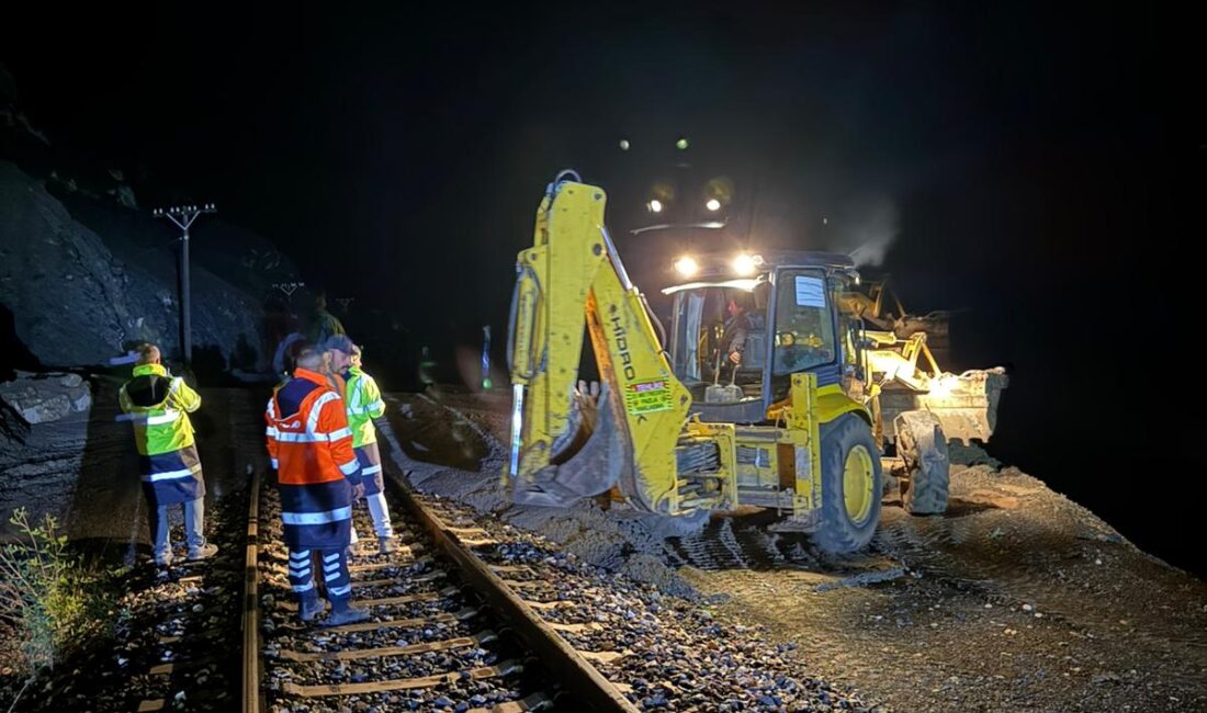 Erzincan’da etkili olan sağanak yağış sonrası meydana gelen heyelan, demiryolu