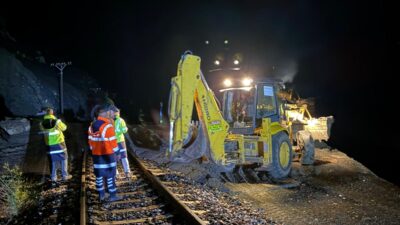 Erzincan’da etkili olan sağanak yağış sonrası meydana gelen heyelan, demiryolu
