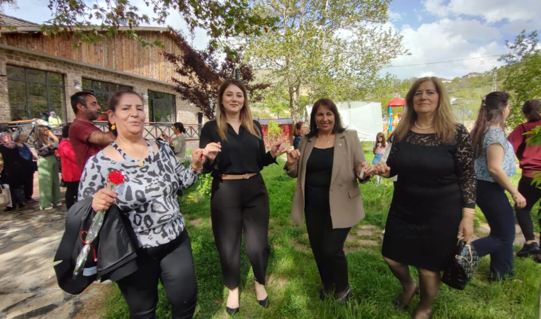 Cumhuriyet Halk Partisi Erzincan Kadın Kolları Başkanlığı tarafından Anneler Günü dolayısıyla Erzincan’ın Çağlayan beldesinde renkli ve coşkulu bir program düzenlendi. CHP Erzincan Kadın Kolları’nın düzenlediği bu özel etkinlik 170 kadının katılımıyla gerçekleştirildi. Canlı müzik ve davul zurna eşliğinde doyasıya eğlenen kadınlar, unutulmaz bir gün yaşadı. Program boyunca kadınlara çiçek takdim edilerek Anneler Günü’nün anlam ve önemine vurgu yapıldı. Programın açılış konuşmasını yapan CHP Erzincan Kadın Kolları Başkanı Dilan Deniz Han, duygu dolu bir konuşma gerçekleştirdi. Han konuşmasında şu ifadelere yer verdi: “Merhabalar sevgili annelerimiz, anne adaylarımız ve yüreğinde anne sevgisi taşıyan tüm yüreği güzel kadınlarımız. Hepinizin Anneler Günü’nü kutluyorum. Cumhuriyet Halk Partisi kadınları olarak siz; umudunu hiç kaybetmeyen, mücadelesini her zorlukta ve şartta devam ettiren tüm annelerin ve onların yetiştirdiği cesur evlatlarının izindeyiz. Sizlere büyük bir demokrasi borcumuz olduğunu bilerek hareket ediyor, adil, özgür ve eşit bir Türkiye için mücadelemizi sürdürüyoruz. Cenazesi günlerce sokakta bekletilen Taybet Ananın, sessiz çığlıklarıyla kalbimizde ve hafızamızda yer edinen Cumartesi Annelerinin, demokratik haklarını savunan, günlerdir hukuksuzca tutuklu bulunan gençlerin ve evlatlarından bugün ayrı geçiren annelerin acılarını unutturacak bir ülkeyi hep beraber kuracağız. Bu Anneler Günü’nde mücadele eden, direnen, umudunu büyüten tüm annelerin önünde saygıyla eğiliyorum.” Han konuşmasının sonunda etkinliğin gerçekleşmesinde katkı sunanlara da teşekkür ederek; “Bu programın düzenlenmesinde emeği geçen başta Mollaköy Belediye Başkanı Cihangir Kaya, Altınbaşak Belediye Başkanı Engin Deniz ve eski CHP İl Başkanı Ayhan Doğan’a teşekkür ederiz” ifadelerini kullandı. Program boyunca neşeli dakikalar yaşanırken, CHP Erzincan Kadın Kolları’nın her yıl olduğu gibi bu yıl da Anneler Günü’nde kadınların yanında olduklarını gösterdi. Dayanışma ve birlik ruhunun ön planda olduğu program, alkışlar eşliğinde sona erdi.