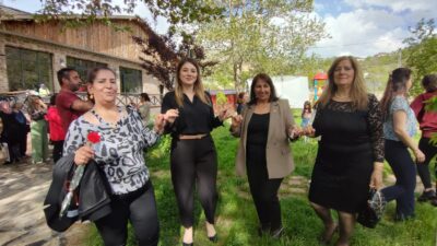 Cumhuriyet Halk Partisi Erzincan Kadın Kolları Başkanlığı tarafından Anneler Günü dolayısıyla Erzincan’ın Çağlayan beldesinde renkli ve coşkulu bir program düzenlendi. CHP Erzincan Kadın Kolları’nın düzenlediği bu özel etkinlik 170 kadının katılımıyla gerçekleştirildi. Canlı müzik ve davul zurna eşliğinde doyasıya eğlenen kadınlar, unutulmaz bir gün yaşadı. Program boyunca kadınlara çiçek takdim edilerek Anneler Günü’nün anlam ve önemine vurgu yapıldı. Programın açılış konuşmasını yapan CHP Erzincan Kadın Kolları Başkanı Dilan Deniz Han, duygu dolu bir konuşma gerçekleştirdi. Han konuşmasında şu ifadelere yer verdi: “Merhabalar sevgili annelerimiz, anne adaylarımız ve yüreğinde anne sevgisi taşıyan tüm yüreği güzel kadınlarımız. Hepinizin Anneler Günü’nü kutluyorum. Cumhuriyet Halk Partisi kadınları olarak siz; umudunu hiç kaybetmeyen, mücadelesini her zorlukta ve şartta devam ettiren tüm annelerin ve onların yetiştirdiği cesur evlatlarının izindeyiz. Sizlere büyük bir demokrasi borcumuz olduğunu bilerek hareket ediyor, adil, özgür ve eşit bir Türkiye için mücadelemizi sürdürüyoruz. Cenazesi günlerce sokakta bekletilen Taybet Ananın, sessiz çığlıklarıyla kalbimizde ve hafızamızda yer edinen Cumartesi Annelerinin, demokratik haklarını savunan, günlerdir hukuksuzca tutuklu bulunan gençlerin ve evlatlarından bugün ayrı geçiren annelerin acılarını unutturacak bir ülkeyi hep beraber kuracağız. Bu Anneler Günü’nde mücadele eden, direnen, umudunu büyüten tüm annelerin önünde saygıyla eğiliyorum.” Han konuşmasının sonunda etkinliğin gerçekleşmesinde katkı sunanlara da teşekkür ederek; “Bu programın düzenlenmesinde emeği geçen başta Mollaköy Belediye Başkanı Cihangir Kaya, Altınbaşak Belediye Başkanı Engin Deniz ve eski CHP İl Başkanı Ayhan Doğan’a teşekkür ederiz” ifadelerini kullandı. Program boyunca neşeli dakikalar yaşanırken, CHP Erzincan Kadın Kolları’nın her yıl olduğu gibi bu yıl da Anneler Günü’nde kadınların yanında olduklarını gösterdi. Dayanışma ve birlik ruhunun ön planda olduğu program, alkışlar eşliğinde sona erdi.