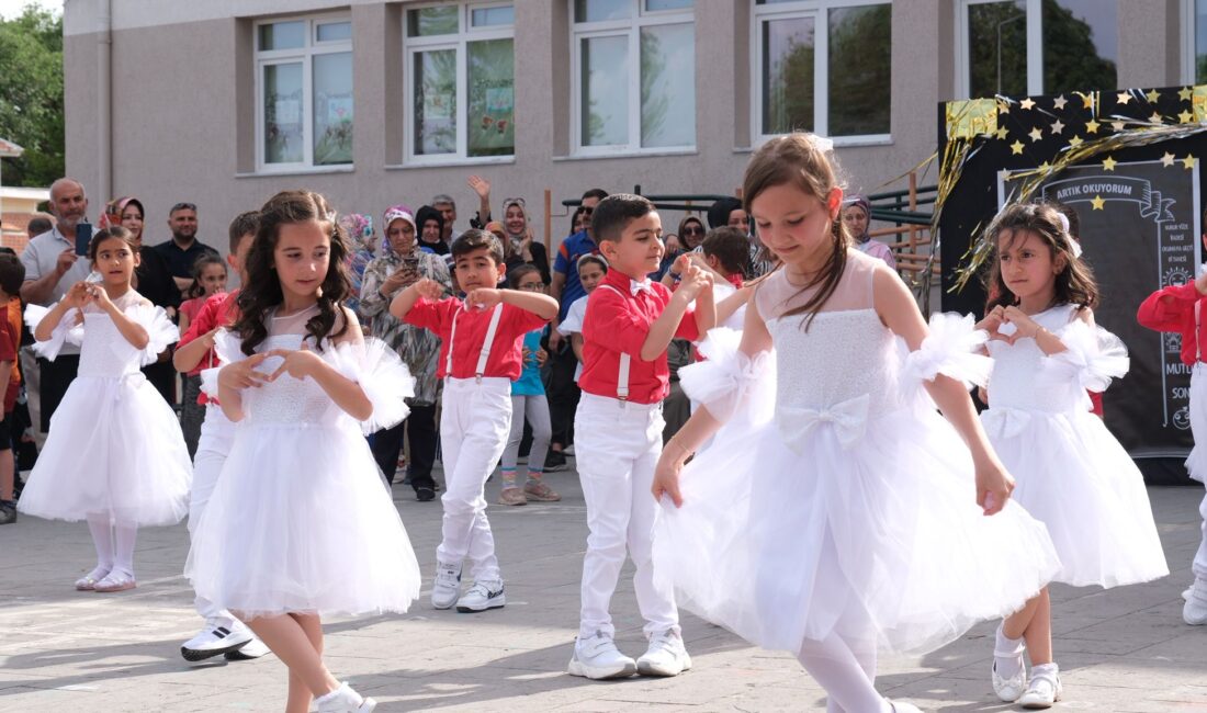 Erzincan Bahçelievler İlkokulu’nda 1. sınıf öğrencileri, yıl boyunca öğrendiklerini kutlamak