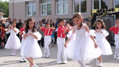 Erzincan Bahçelievler İlkokulu’nda 1. sınıf öğrencileri, yıl boyunca öğrendiklerini kutlamak