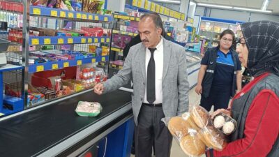 Erzincan Belediyesi Zabıta Müdürlüğü ekipleri, kent genelindeki marketlerde tüketici haklarını