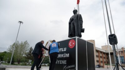Erzincan’da Gençlik Haftası, Atatürk Anıtı’na gençlerin katılımıyla çelenk sunma töreniyle