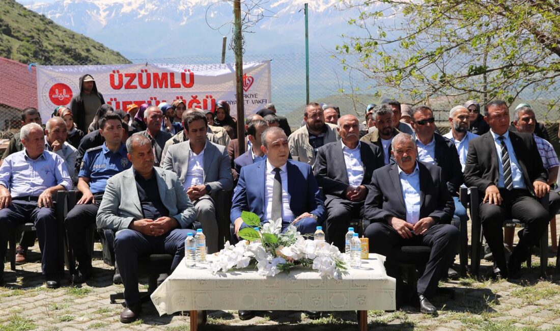 Erzincan’ın Üzümlü ilçesinde manevi iklimi güçlendirecek önemli bir adım atıldı. İlçeye bağlı Babacan Mahallesi’nde hayırsever iş insanı Çelebi Şahin tarafından yapımına başlanan Kur’an kursu için kurban kesim ve dua programı gerçekleştirildi. Yoğun bir katılımla gerçekleşen program, Üzümlü’nün hem dini hem de sosyal hayatına değer katacak yeni bir yapının temelini dualarla attı. Kur’an kursunun temel atma öncesi düzenlenen programa; Üzümlü Kaymakamı Mehmet Erdem Akbulut, Üzümlü Belediye Başkanı Lütfi Yakut, İlçe Müftüsü Hüseyin Demirci, ilçe protokol üyeleri, MHP Üzümlü İlçe Başkanı Lütfü Akdemir, hayırsever Çelebi Şahin ve ailesi ile birlikte çok sayıda vatandaş katıldı. Program, Kur’an-ı Kerim tilavetiyle başladı ve ardından İlçe Müftüsü Hüseyin Demirci’nin yaptığı anlamlı açılış konuşmasıyla devam etti. “Üzümlü’nün İlk Kur’an Kursu Yıkıldı, Yenisi Daha Güçlü Temellerle İnşa Ediliyor” İlçede daha önce hayırseverlerin katkılarıyla yapılmış olan üç katlı Kur’an kursunun depremde gördüğü hasar nedeniyle yıkıldığını belirten Müftü Demirci, yerine daha kapsamlı ve çağın ihtiyaçlarına uygun bir kurs binasının yapılacağını söyledi. “Bu yeni Kur’an kursu 200 metrekarelik bir alan üzerine inşa edilecek ve 4-6 yaş, 7-10 yaş grupları ile hanımlara yönelik olarak üç farklı gruba hizmet verecek. Bu anlamda ilçemiz için çok önemli bir eksikliği giderecek. Aynı zamanda hemen yanında yer alan 96 konutluk TOKİ yerleşkesine de manevi destek sağlayacak,” dedi. Demirci ayrıca, sürecin başlangıcında İlçe Kaymakamı ve Belediye Başkanı ile yapılan istişarelerde büyük destek gördüklerini belirterek,