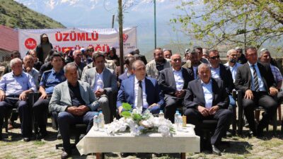 Erzincan’ın Üzümlü ilçesinde manevi iklimi güçlendirecek önemli bir adım atıldı. İlçeye bağlı Babacan Mahallesi’nde hayırsever iş insanı Çelebi Şahin tarafından yapımına başlanan Kur’an kursu için kurban kesim ve dua programı gerçekleştirildi. Yoğun bir katılımla gerçekleşen program, Üzümlü’nün hem dini hem de sosyal hayatına değer katacak yeni bir yapının temelini dualarla attı. Kur’an kursunun temel atma öncesi düzenlenen programa; Üzümlü Kaymakamı Mehmet Erdem Akbulut, Üzümlü Belediye Başkanı Lütfi Yakut, İlçe Müftüsü Hüseyin Demirci, ilçe protokol üyeleri, MHP Üzümlü İlçe Başkanı Lütfü Akdemir, hayırsever Çelebi Şahin ve ailesi ile birlikte çok sayıda vatandaş katıldı. Program, Kur’an-ı Kerim tilavetiyle başladı ve ardından İlçe Müftüsü Hüseyin Demirci’nin yaptığı anlamlı açılış konuşmasıyla devam etti. “Üzümlü’nün İlk Kur’an Kursu Yıkıldı, Yenisi Daha Güçlü Temellerle İnşa Ediliyor” İlçede daha önce hayırseverlerin katkılarıyla yapılmış olan üç katlı Kur’an kursunun depremde gördüğü hasar nedeniyle yıkıldığını belirten Müftü Demirci, yerine daha kapsamlı ve çağın ihtiyaçlarına uygun bir kurs binasının yapılacağını söyledi. “Bu yeni Kur’an kursu 200 metrekarelik bir alan üzerine inşa edilecek ve 4-6 yaş, 7-10 yaş grupları ile hanımlara yönelik olarak üç farklı gruba hizmet verecek. Bu anlamda ilçemiz için çok önemli bir eksikliği giderecek. Aynı zamanda hemen yanında yer alan 96 konutluk TOKİ yerleşkesine de manevi destek sağlayacak,” dedi. Demirci ayrıca, sürecin başlangıcında İlçe Kaymakamı ve Belediye Başkanı ile yapılan istişarelerde büyük destek gördüklerini belirterek,