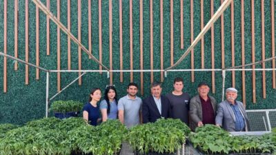 Erzincan Belediye Başkanı Bekir Aksun, genç çiftçilerin tarım alanındaki çalışmalarını