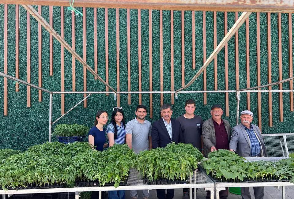 Erzincan Belediye Başkanı Bekir Aksun, genç çiftçilerin tarım alanındaki çalışmalarını