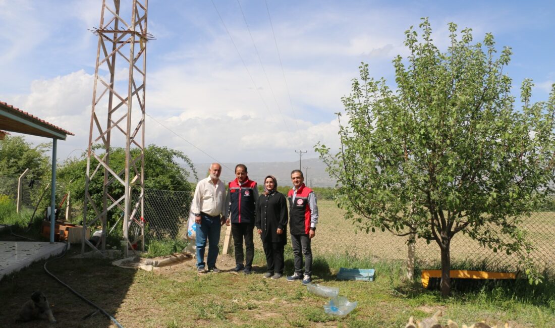 Erzincan tarımında örnek teşkil eden büyük bir yatırım, hem üretim modeli hem de çevreci yaklaşımıyla dikkat çekiyor. Aslen Erzincanlı olan ve ülkemizin tanınmış cerrahlarından biri olarak bilinen Genel Cerrahi Kolon ve Rektum Cerrahisi Uzmanı Prof. Dr. İbrahim Ethem Geçim, doğduğu topraklara vefa borcunu tarım alanında yaptığı örnek projelerle ödüyor. Erzincan Merkeze bağlı Yeşilçay Köyü’nde sanayi meyveciliğine yönelik gerçekleştirdiği yatırım, hem Erzincan tarımına hem de Türkiye genelinde organik üretim anlayışına ciddi katkılar sunuyor. Yaklaşık 400 dekarlık alanda 40 binin üzerinde sertifikalı vişne fidanını toprakla buluşturan Prof. Dr. Geçim, yıllar içerisinde ağaç sayısını artırarak tarımsal üretime sürdürülebilir bir değer katıyor. Bölgeye uygun ekolojik koşulları dikkate alarak kurulan bu vişne bahçeleri, sadece üretim değil aynı zamanda istihdam ve ihracat açısından da önemli kazanımlar sağlıyor. Sanayi meyveciliği alanında Erzincan’da öncülük yapan Prof. Dr. Geçim’in en dikkat çeken yönlerinden biri ise üretimde doğallıktan taviz vermemesi. Vişne üretiminde kimyasal ilaç kullanımına karşı çıkarak tamamen organik yöntemleri benimseyen Prof. Geçim, biyolojik mücadele konusunda da oldukça özgün bir yöntem uyguluyor. Bahçelerde ilaç yerine kazlar kullanılıyor. Vişne bahçelerine bırakılan kazlar, hem zararlı böcekleri hem de yabancı otları tüketerek doğal bir temizlik sağlıyor. Böylece toprak ve bitki sağlığı korunurken, insan sağlığına da zarar vermeyecek bir üretim süreci garanti altına alınmış oluyor. Erzincan Tarım ve Orman İl Müdürü Alper Koçaker de bu örnek yatırım alanını yerinde inceleyerek yapılan çalışmalara dair bilgi aldı. Bahçelerde sürdürülen üretim modelini takdirle karşılayan İl Müdürü Koçaker, yapılan çalışmaların Tarım ve Orman Bakanlığı’nın hedefleriyle tam uyum içinde olduğunu belirtti. Koçaker, “Sayın Prof. Dr. İbrahim Ethem Geçim hocamız, yalnızca Erzincan’a yatırım yapmakla kalmıyor; aynı zamanda Bakanlığımızın önemsediği organik tarım, sanayi meyveciliği ve biyolojik mücadele gibi birçok uygulamayı bir arada yürütüyor. Bu, hem tarım hem de çevre açısından büyük bir kazanım. Ayrıca Erzincan’da kurulu bulunan meyve suyu ve konsantre fabrikasına bu organik vişnelerin verilmesi, ilimiz tarım ürünlerinin işlenerek dünya pazarlarına sunulmasına olanak sağlıyor. Kendisini tarım sektörüne kattığı değer ve Erzincan’a kazandırdığı prestij için şükranla anıyorum” ifadelerini kullandı. 400 dekarlık vişne bahçesinin yönetimini yürüten İşletme Müdürü Ziraat Mühendisi Nimet Var ise yaptığı açıklamada, Yeşilçay Köyü’nde kurulan vişne bahçelerinin her yıl hem alan hem de ağaç sayısı bakımından büyüdüğünü belirtti. Erzincan’ın iklimi, toprak yapısı ve su kaynaklarının vişne üretimi için oldukça elverişli olduğunu vurgulayan Var, burada geliştirilen üretim modelinin sadece Erzincan için değil, bölge tarımı açısından da örnek teşkil ettiğini dile getirdi. Sıfır kimyasal ile tamamen doğa dostu bir üretim anlayışı, profesyonel tarım teknikleri, işlenerek ihraç edilen meyveler ve ülkesine değer katmak isteyen bir bilim insanının vizyonu… Prof. Dr. İbrahim Ethem Geçim’in Erzincan’da uyguladığı bu model, Türkiye tarımı adına ilham verici bir örnek olarak öne çıkıyor. Üretimden tüketime kadar her aşamada doğal, sağlıklı ve sürdürülebilir tarımı hedefleyen bu yaklaşım, gelecek nesiller için daha temiz bir çevre ve daha güvenli gıdaların kapısını aralıyor.