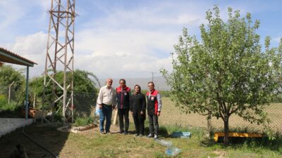 Erzincan tarımında örnek teşkil eden büyük bir yatırım, hem üretim modeli hem de çevreci yaklaşımıyla dikkat çekiyor. Aslen Erzincanlı olan ve ülkemizin tanınmış cerrahlarından biri olarak bilinen Genel Cerrahi Kolon ve Rektum Cerrahisi Uzmanı Prof. Dr. İbrahim Ethem Geçim, doğduğu topraklara vefa borcunu tarım alanında yaptığı örnek projelerle ödüyor. Erzincan Merkeze bağlı Yeşilçay Köyü’nde sanayi meyveciliğine yönelik gerçekleştirdiği yatırım, hem Erzincan tarımına hem de Türkiye genelinde organik üretim anlayışına ciddi katkılar sunuyor. Yaklaşık 400 dekarlık alanda 40 binin üzerinde sertifikalı vişne fidanını toprakla buluşturan Prof. Dr. Geçim, yıllar içerisinde ağaç sayısını artırarak tarımsal üretime sürdürülebilir bir değer katıyor. Bölgeye uygun ekolojik koşulları dikkate alarak kurulan bu vişne bahçeleri, sadece üretim değil aynı zamanda istihdam ve ihracat açısından da önemli kazanımlar sağlıyor. Sanayi meyveciliği alanında Erzincan’da öncülük yapan Prof. Dr. Geçim’in en dikkat çeken yönlerinden biri ise üretimde doğallıktan taviz vermemesi. Vişne üretiminde kimyasal ilaç kullanımına karşı çıkarak tamamen organik yöntemleri benimseyen Prof. Geçim, biyolojik mücadele konusunda da oldukça özgün bir yöntem uyguluyor. Bahçelerde ilaç yerine kazlar kullanılıyor. Vişne bahçelerine bırakılan kazlar, hem zararlı böcekleri hem de yabancı otları tüketerek doğal bir temizlik sağlıyor. Böylece toprak ve bitki sağlığı korunurken, insan sağlığına da zarar vermeyecek bir üretim süreci garanti altına alınmış oluyor. Erzincan Tarım ve Orman İl Müdürü Alper Koçaker de bu örnek yatırım alanını yerinde inceleyerek yapılan çalışmalara dair bilgi aldı. Bahçelerde sürdürülen üretim modelini takdirle karşılayan İl Müdürü Koçaker, yapılan çalışmaların Tarım ve Orman Bakanlığı’nın hedefleriyle tam uyum içinde olduğunu belirtti. Koçaker, “Sayın Prof. Dr. İbrahim Ethem Geçim hocamız, yalnızca Erzincan’a yatırım yapmakla kalmıyor; aynı zamanda Bakanlığımızın önemsediği organik tarım, sanayi meyveciliği ve biyolojik mücadele gibi birçok uygulamayı bir arada yürütüyor. Bu, hem tarım hem de çevre açısından büyük bir kazanım. Ayrıca Erzincan’da kurulu bulunan meyve suyu ve konsantre fabrikasına bu organik vişnelerin verilmesi, ilimiz tarım ürünlerinin işlenerek dünya pazarlarına sunulmasına olanak sağlıyor. Kendisini tarım sektörüne kattığı değer ve Erzincan’a kazandırdığı prestij için şükranla anıyorum” ifadelerini kullandı. 400 dekarlık vişne bahçesinin yönetimini yürüten İşletme Müdürü Ziraat Mühendisi Nimet Var ise yaptığı açıklamada, Yeşilçay Köyü’nde kurulan vişne bahçelerinin her yıl hem alan hem de ağaç sayısı bakımından büyüdüğünü belirtti. Erzincan’ın iklimi, toprak yapısı ve su kaynaklarının vişne üretimi için oldukça elverişli olduğunu vurgulayan Var, burada geliştirilen üretim modelinin sadece Erzincan için değil, bölge tarımı açısından da örnek teşkil ettiğini dile getirdi. Sıfır kimyasal ile tamamen doğa dostu bir üretim anlayışı, profesyonel tarım teknikleri, işlenerek ihraç edilen meyveler ve ülkesine değer katmak isteyen bir bilim insanının vizyonu… Prof. Dr. İbrahim Ethem Geçim’in Erzincan’da uyguladığı bu model, Türkiye tarımı adına ilham verici bir örnek olarak öne çıkıyor. Üretimden tüketime kadar her aşamada doğal, sağlıklı ve sürdürülebilir tarımı hedefleyen bu yaklaşım, gelecek nesiller için daha temiz bir çevre ve daha güvenli gıdaların kapısını aralıyor.
