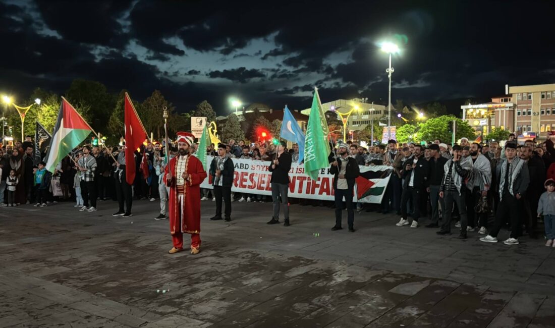 Cami-i Kebir önünden Kızılay Meydanı’na kadar tekbirlerle yürüyen kalabalık, Filistin