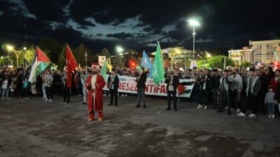 Cami-i Kebir önünden Kızılay Meydanı’na kadar tekbirlerle yürüyen kalabalık, Filistin