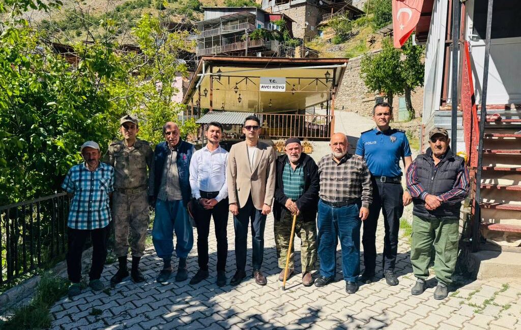 Kemaliye Kaymakamı İlhan Kayatürk, köy ziyaretleri programı kapsamında Yukarı Umutlu,