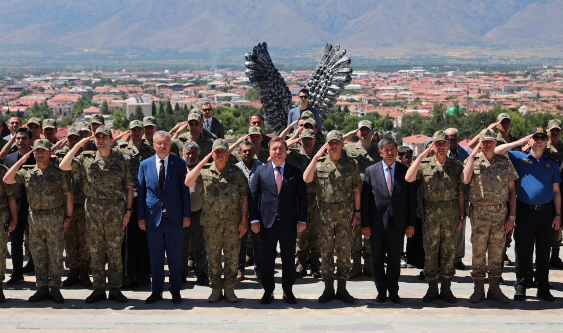 Erzincan’da, vatan uğruna canlarını feda eden kahramanların anısını yaşatmak amacıyla