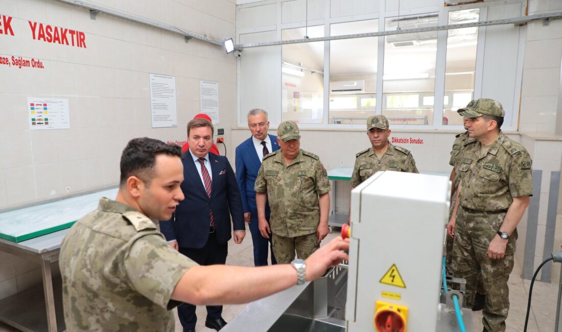 Erzincan Valisi Hamza Aydoğdu, 3. Ordu Komutanı Korgeneral Veli Tarakcı,