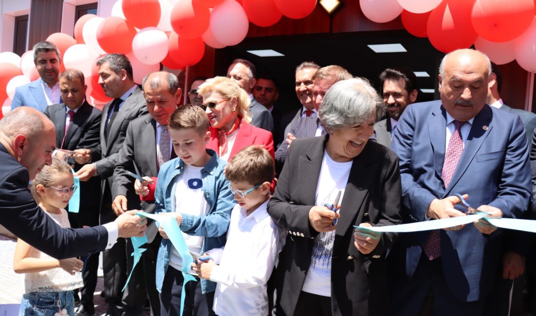 Erzincan Valiliği öncülüğünde, hayırseverlerin destekleriyle inşa edilen üç yeni kütüphane,