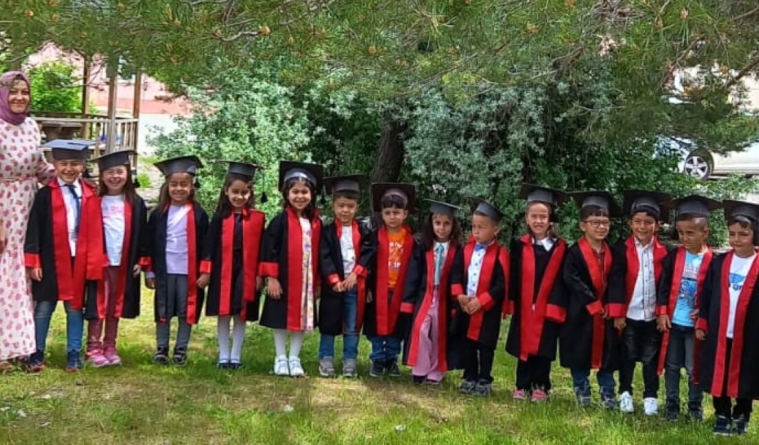 Tercan Atatürk ilkokulu ana sınıfında mezuniyet heyecanı yaşandı. Minik öğrenciler