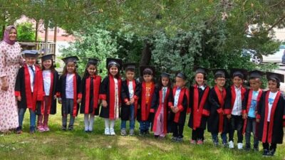 Tercan Atatürk ilkokulu ana sınıfında mezuniyet heyecanı yaşandı. Minik öğrenciler