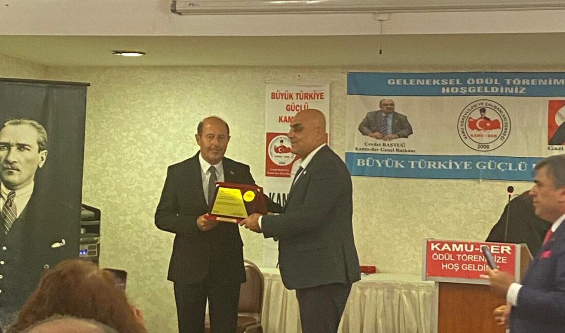 Kamu Görevlileri ve Çalışanları Derneği (KAMU-DER) tarafından Ankara’da düzenlenen ödül