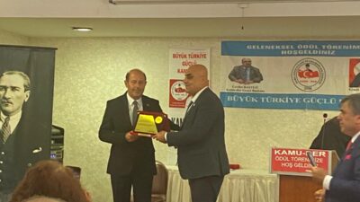 Kamu Görevlileri ve Çalışanları Derneği (KAMU-DER) tarafından Ankara’da düzenlenen ödül