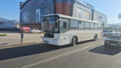 Erzincan’da meydana gelen trafik kazasında yolcu otobüsü ile inşaat malzemesi