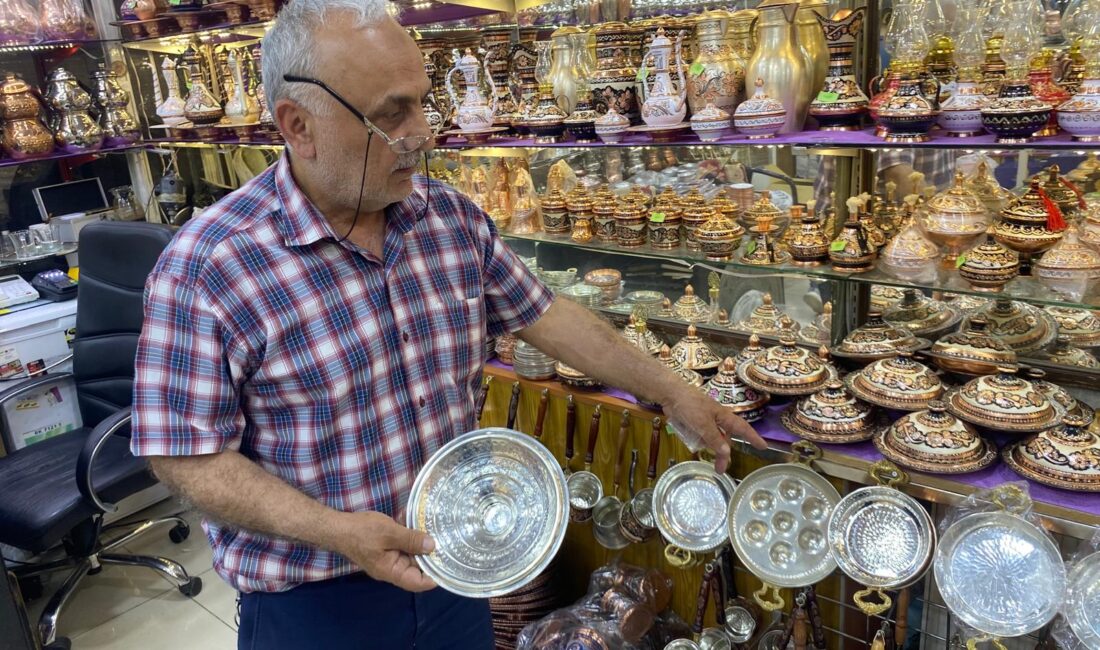 Erzincan’da 50 yıldır bakır ustalığı yapan 63 yaşındaki Bilal Bozdere,