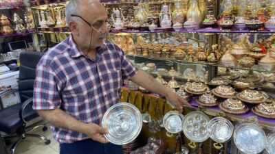 Erzincan’da 50 yıldır bakır ustalığı yapan 63 yaşındaki Bilal Bozdere,