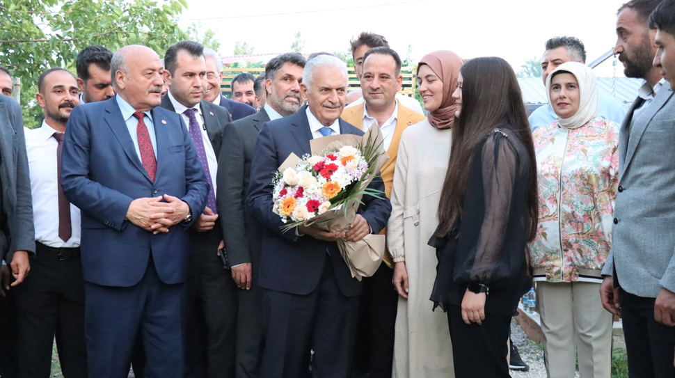 Erzincan Akyazı’da düzenlenen AK Parti Teşkilat Buluşması yoğun katılımla gerçekleşti.