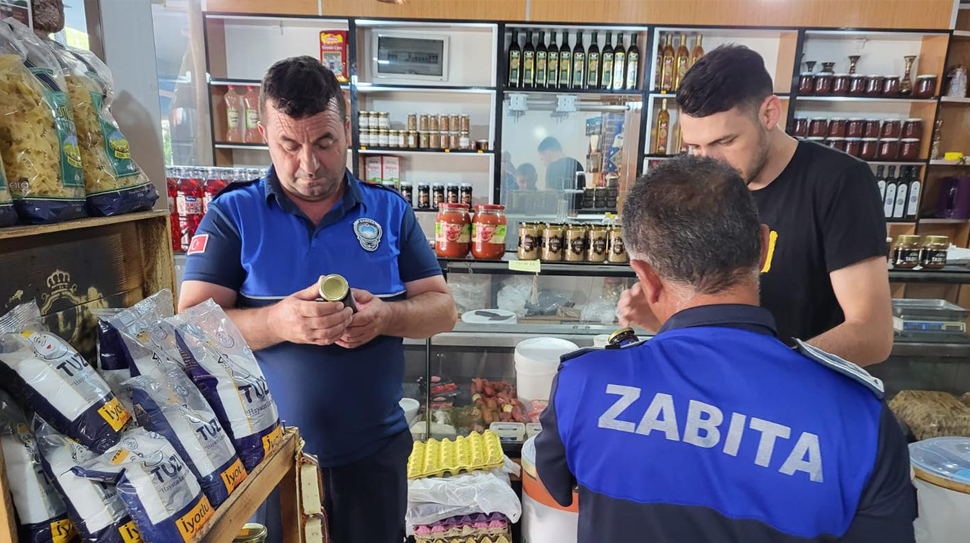 Erzincan Belediyesi Zabıta Müdürlüğü ekipleri, halk sağlığını korumaya yönelik çalışmalarını